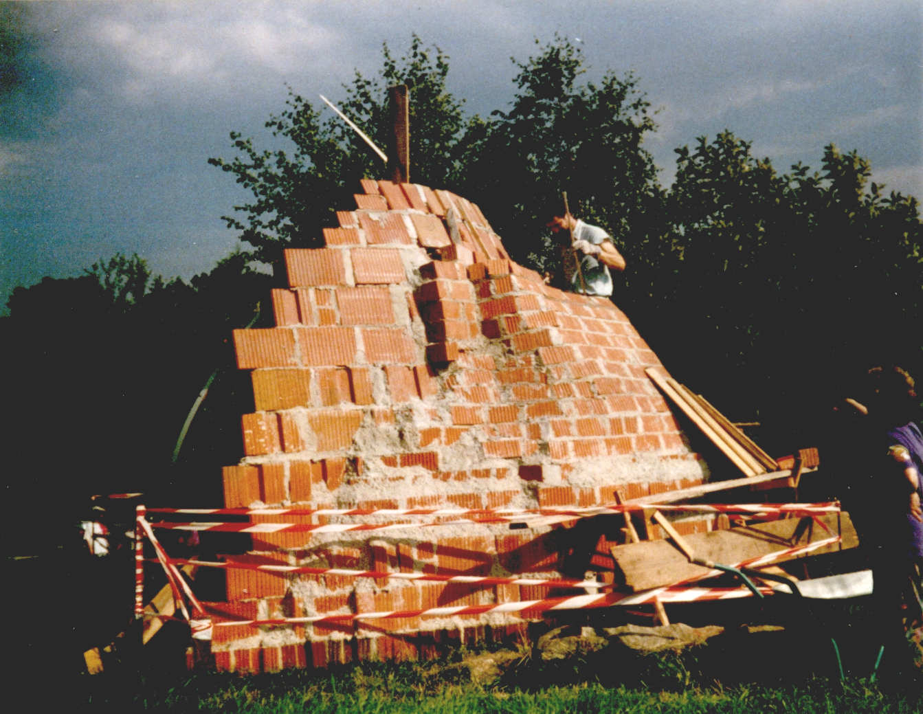 beim Bau der gemauerten Skulptur